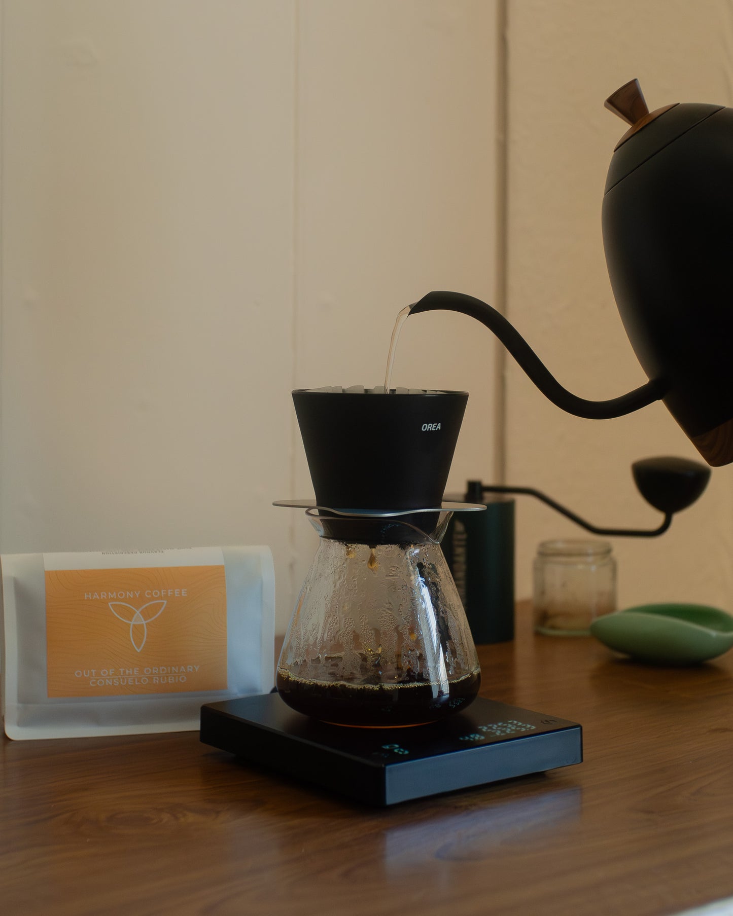 Gooseneck kettle pours water into an Orea with Consuelo Rubio Anaerobic sidra coffee.