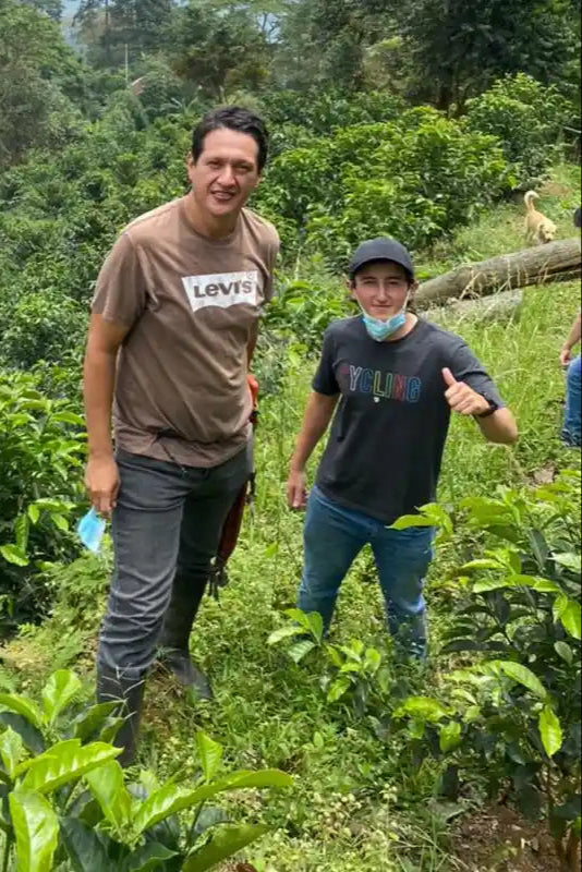 Photo of Milton Monroy and Elias Bayter at El Vergel producing Gesha