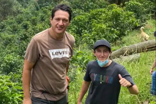 Photo of Milton Monroy and Elias Bayter at El Vergel producing Gesha
